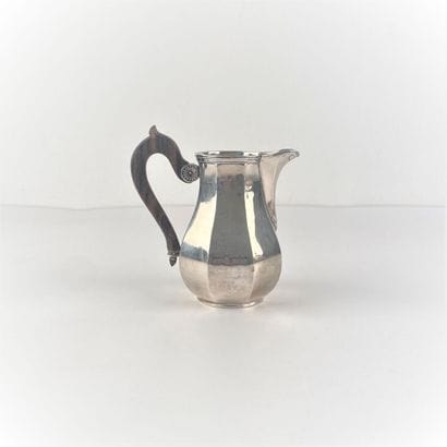 Pot à lait en argent, prise en bois.
Ponçon...