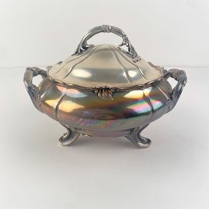 Légumier en argent, décor rocaille.
Couvercle...