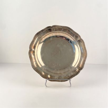 Plat rond creux en argent, décor à filets....