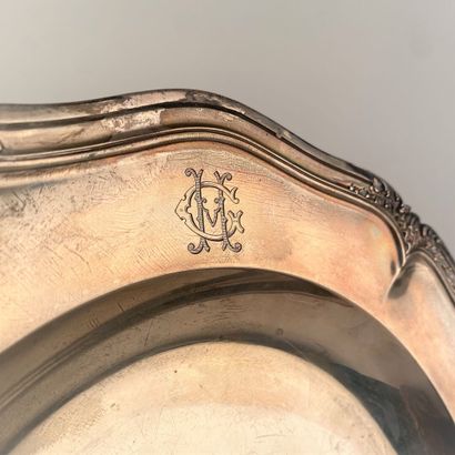 Plat rond en argent, décor à filets et feuillagé;...