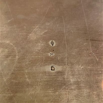 Plat de forme ovale en argent, décor à filets...