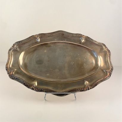 Plat de forme ovale en argent, décor à filets...
