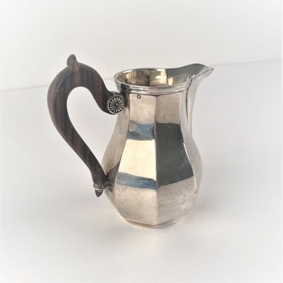 Pot à lait en argent, prise en bois.
Ponçon...
