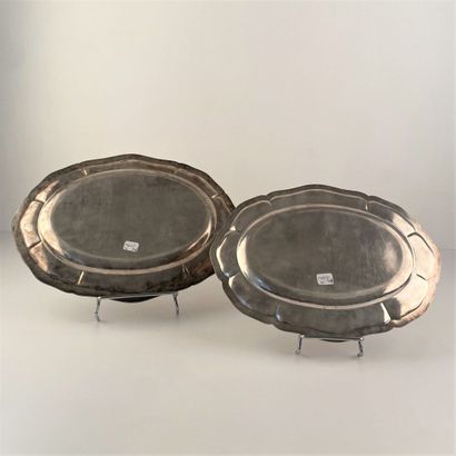 Deux plats ovales, chantournés, en argent,...