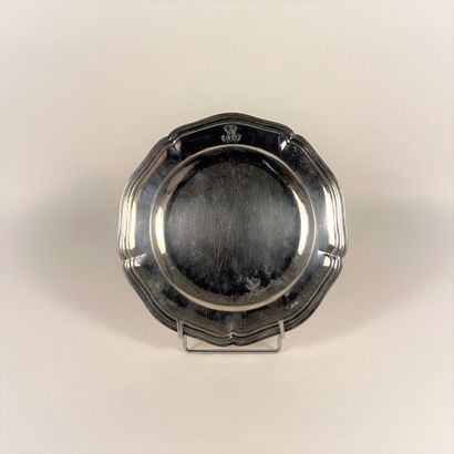 Plat en argent à bords chantournés. Monogrammé
M.O....