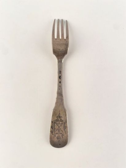 Trois fourchettes en argent modèle uniplat,...