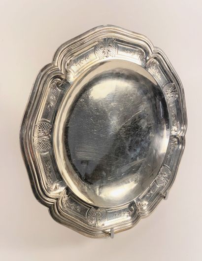 Plat en argent à bords chantournés et à décor...