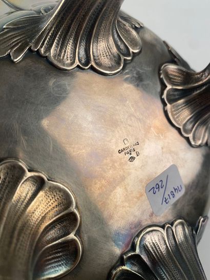 Légumier en argent, décor rocaille.
Couvercle...