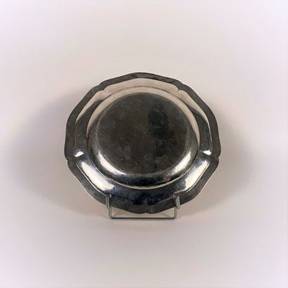 Plat en argent à bords chantournés. Monogrammé
M.O....