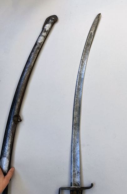 Sabre de cavalerie légère. Lame courbe à...