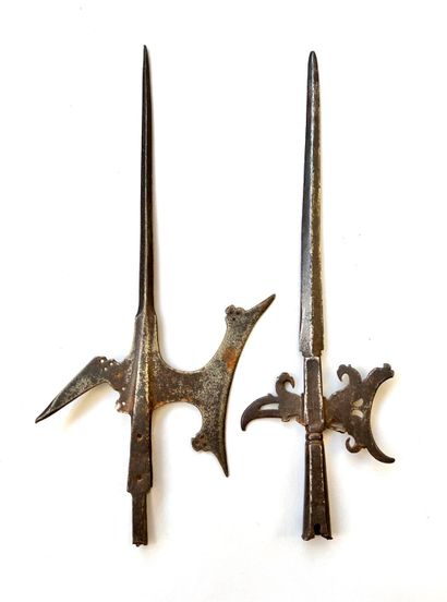 Deux petits fers de hallebardes anciennes,...