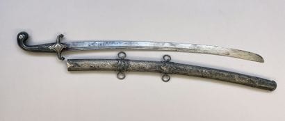 Sabre oriental kilij monté argent. Lame courbe...