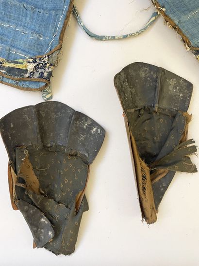 Lot de pièces composites d'une armure japonaise...