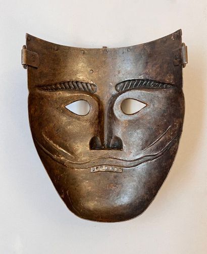 Exceptionnel masque en tôle d'acier travaillée...