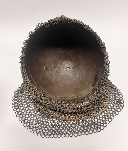 Beau casque indo-persan. Bombe hémisphérique...
