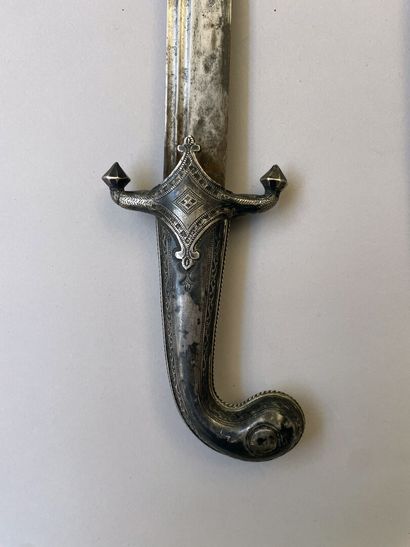Sabre oriental kilij monté argent. Lame courbe...