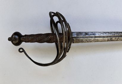 Forte rapière XVIIe. Lame droite à quatre...