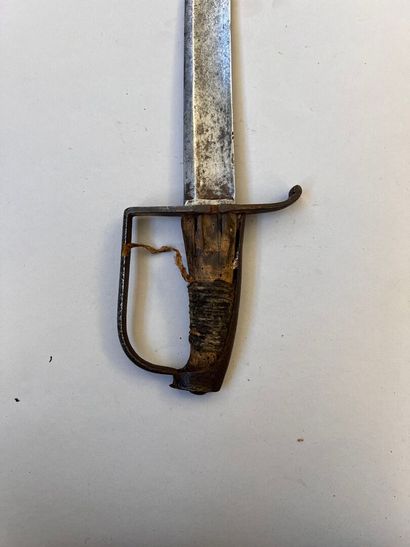 Sabre de cavalerie légère. Lame courbe à...