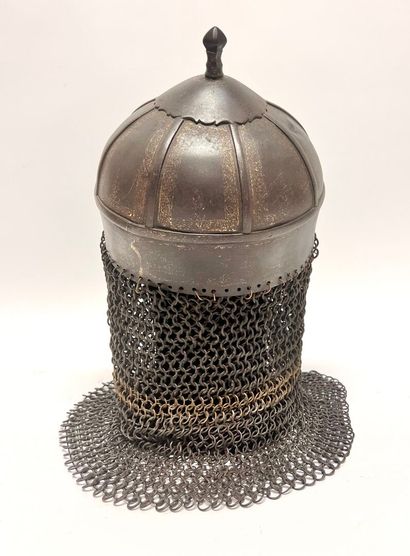 Beau casque indo-persan. Bombe hémisphérique...