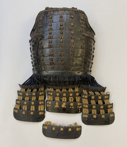 Lot de pièces composites d'une armure japonaise...