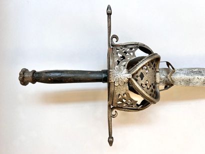 Forte épée cérémonielle ou enseigne. Lame...