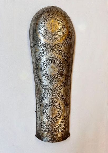 Plates d'armure indo-Persane en fer battu...