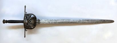 Forte épée cérémonielle ou enseigne. Lame...