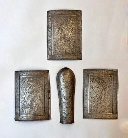 Plates d'armure indo-Persane en fer battu...