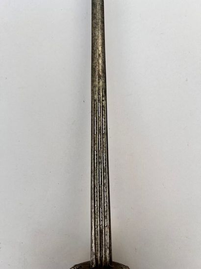 Belle rapière à taza. Longueur totale 1140...