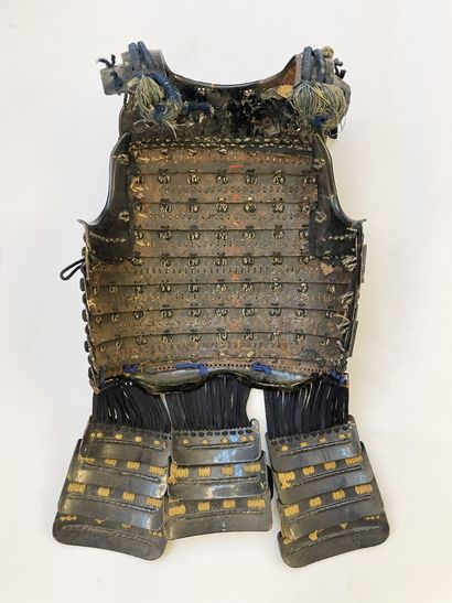 Lot de pièces composites d'une armure japonaise...