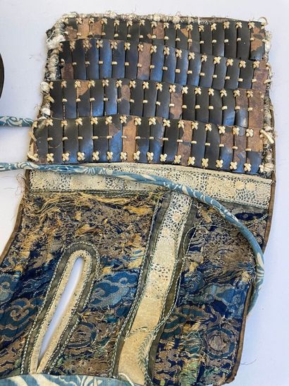Lot de pièces composites d'une armure japonaise...