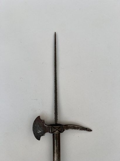 Belle hache d'arme de style médiéval à secret,...