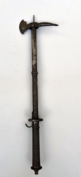 Belle hache d'arme de style médiéval à secret,...