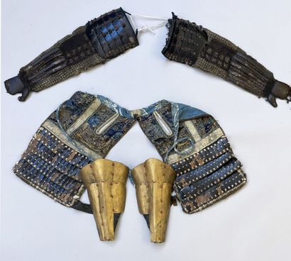 Lot de pièces composites d'une armure japonaise...