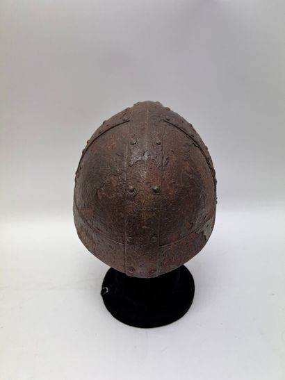 Impressionnant casque dit à bande, bombe...