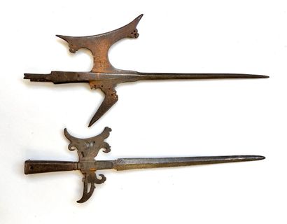 Deux petits fers de hallebardes anciennes,...