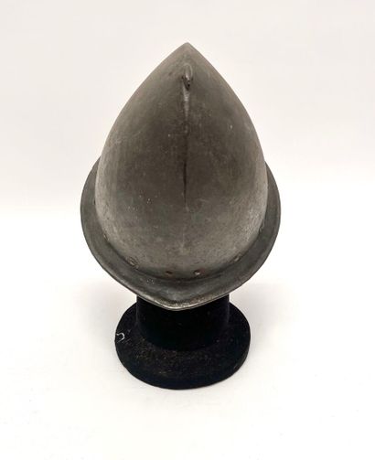 Joli cabasset à ergot début XVIIe. Bombe...