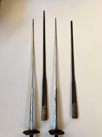 Belle paire d'épées d'escrime de droitier...
