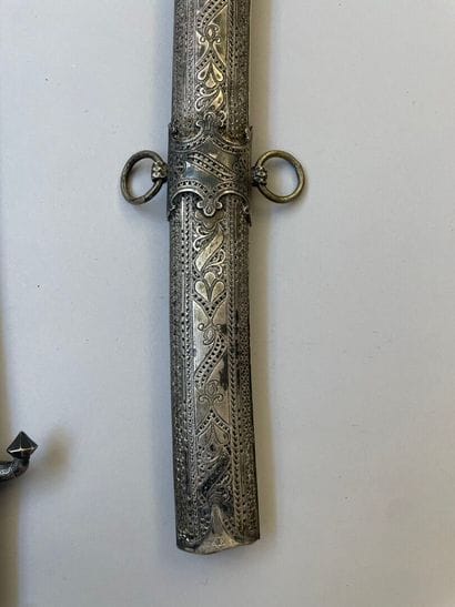 Sabre oriental kilij monté argent. Lame courbe...