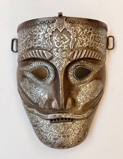 Exceptionnel masque en tôle d'acier travaillée...