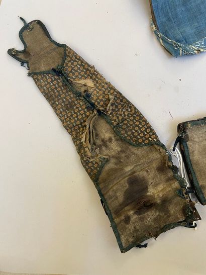 Lot de pièces composites d'une armure japonaise...