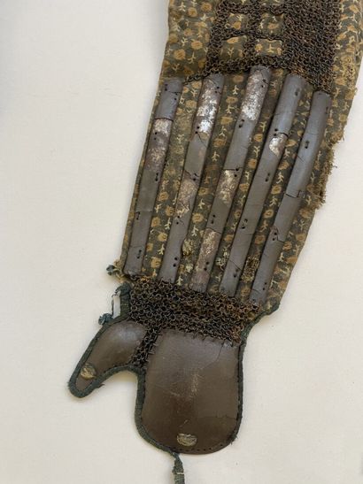 Lot de pièces composites d'une armure japonaise...