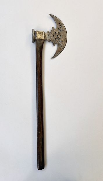 Hache ancienne, fer symétrique découpé à...