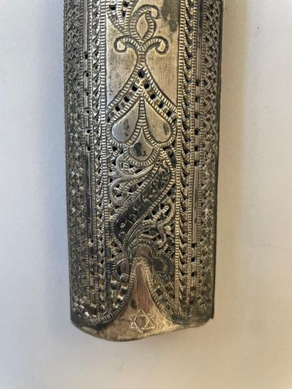 Sabre oriental kilij monté argent. Lame courbe...