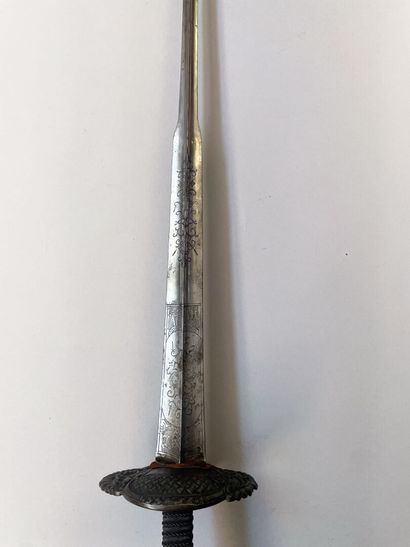 Belle paire d'épées d'escrime de droitier...