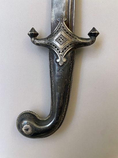 Sabre oriental kilij monté argent. Lame courbe...