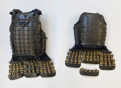 Lot de pièces composites d'une armure japonaise...