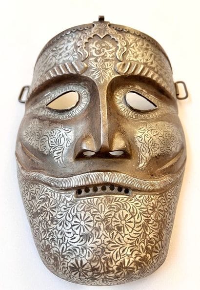 Exceptionnel masque en tôle d'acier travaillée...