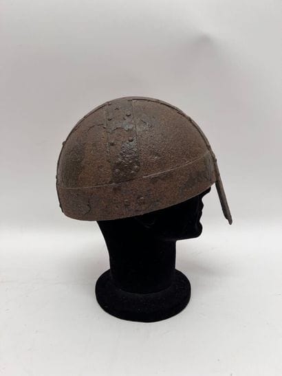 Impressionnant casque dit à bande, bombe...