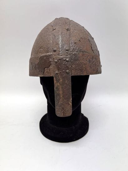 Impressionnant casque dit à bande, bombe...